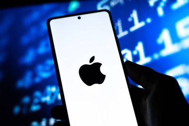 Batı Bangal, Hindistan - 20 Nisan 2022: Telefon ekranında Apple logosu.