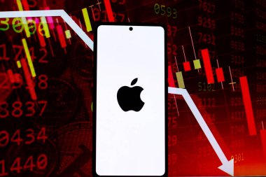 Batı Bangal, Hindistan - 20 Nisan 2022: Telefon ekranında Apple logosu.