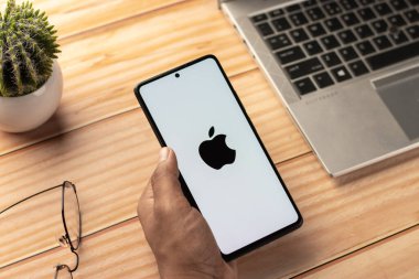 Batı Bangal, Hindistan - 20 Nisan 2022: Telefon ekranında Apple logosu.