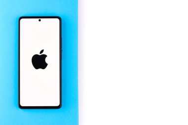 Batı Bangal, Hindistan - 20 Nisan 2022: Telefon ekranında Apple logosu.
