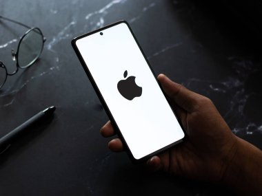 Batı Bangal, Hindistan - 20 Nisan 2022: Telefon ekranında Apple logosu.