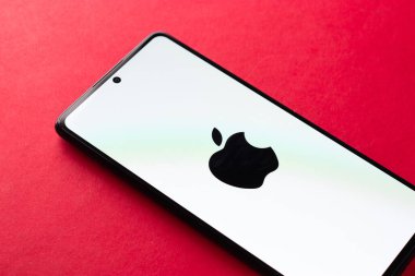 Batı Bangal, Hindistan - 20 Nisan 2022: Telefon ekranında Apple logosu.