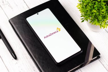 Batı Bangal, Hindistan - 20 Nisan 2022: Telefon ekranında AstraZeneca logosu.