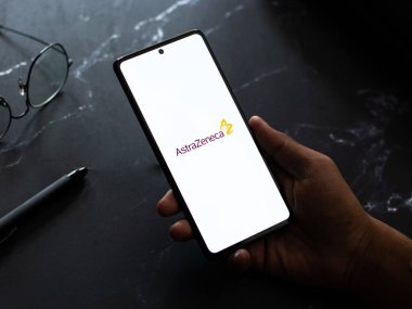 Batı Bangal, Hindistan - 20 Nisan 2022: Telefon ekranında AstraZeneca logosu.