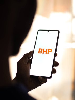 Batı Bangal, Hindistan - 20 Nisan 2022: Telefon ekranı görüntüsünde BHP logosu.