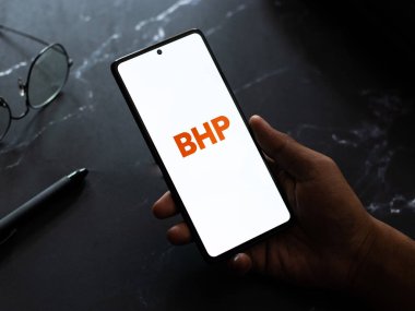 Batı Bangal, Hindistan - 20 Nisan 2022: Telefon ekranı görüntüsünde BHP logosu.