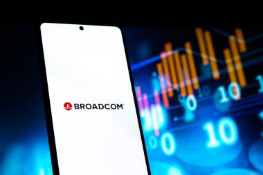 Batı Bangal, Hindistan - 20 Nisan 2022: Telefon ekranında Broadcom logosu.