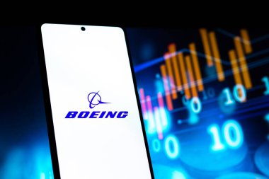 Batı Bangal, Hindistan - 20 Nisan 2022: Telefon ekranında Boeing logosu.