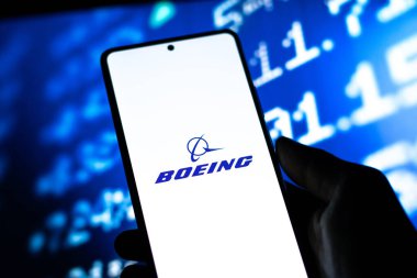 Batı Bangal, Hindistan - 20 Nisan 2022: Telefon ekranında Boeing logosu.