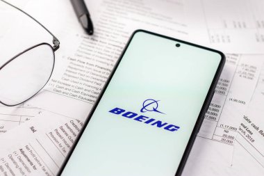 Batı Bangal, Hindistan - 20 Nisan 2022: Telefon ekranında Boeing logosu.