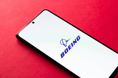 Batı Bangal, Hindistan - 20 Nisan 2022: Telefon ekranında Boeing logosu.