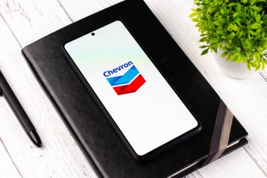 Batı Bangal, Hindistan - 20 Nisan 2022: Telefon ekranında Chevron Corporation logosu.