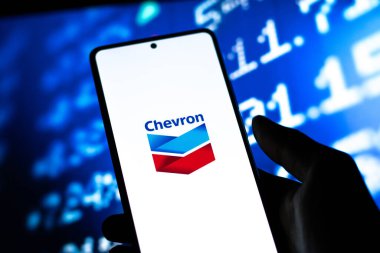 Batı Bangal, Hindistan - 20 Nisan 2022: Telefon ekranında Chevron Corporation logosu.
