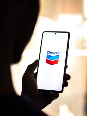 Batı Bangal, Hindistan - 20 Nisan 2022: Telefon ekranında Chevron Corporation logosu.