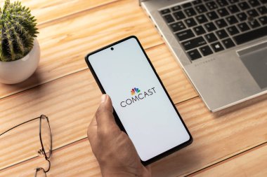 Batı Bangal, Hindistan - 20 Nisan 2022: Telefon ekranında Comcast logosu.
