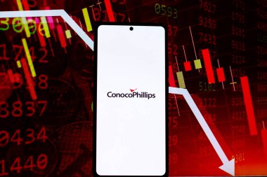 Batı Bangal, Hindistan - 20 Nisan 2022: Telefon ekranında ConocoPhillips logosu.