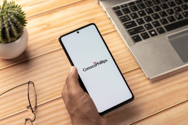 Batı Bangal, Hindistan - 20 Nisan 2022: Telefon ekranında ConocoPhillips logosu.