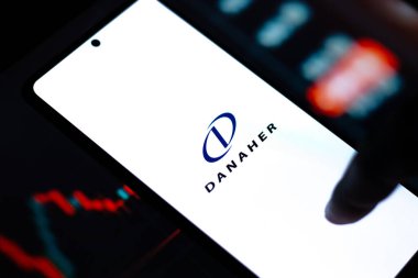 Batı Bangal, Hindistan - 20 Nisan 2022: Danaher Corporation logosu telefon ekranı görüntüsünde.