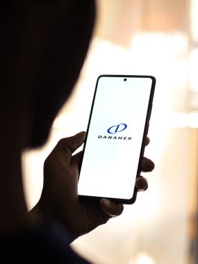 Batı Bangal, Hindistan - 20 Nisan 2022: Danaher Corporation logosu telefon ekranı görüntüsünde.