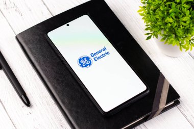 Batı Bangal, Hindistan - 20 Nisan 2022: Telefon ekranındaki genel elektrik logosu.