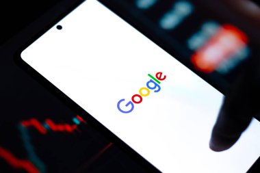 Batı Bangal, Hindistan - 20 Nisan 2022: Telefon ekranında Google logosu.