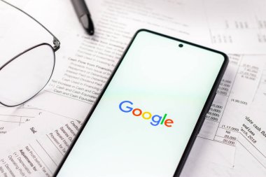 Batı Bangal, Hindistan - 20 Nisan 2022: Telefon ekranında Google logosu.