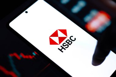 Batı Bangal, Hindistan - 20 Nisan 2022: Telefon ekranında HSBC logosu.