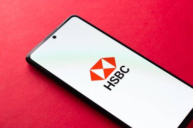 Batı Bangal, Hindistan - 20 Nisan 2022: Telefon ekranında HSBC logosu.