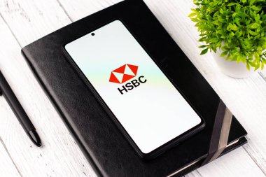 Batı Bangal, Hindistan - 20 Nisan 2022: Telefon ekranında HSBC logosu.