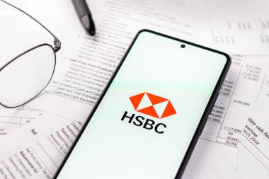 Batı Bangal, Hindistan - 20 Nisan 2022: Telefon ekranında HSBC logosu.