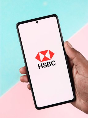 Batı Bangal, Hindistan - 20 Nisan 2022: Telefon ekranında HSBC logosu.