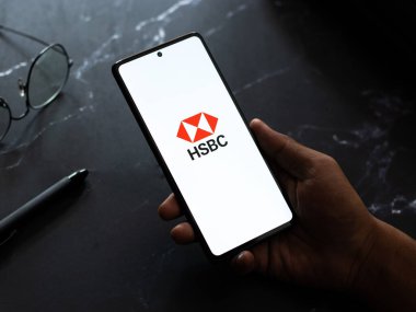 Batı Bangal, Hindistan - 20 Nisan 2022: Telefon ekranında HSBC logosu.
