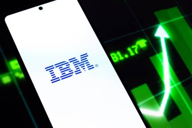 Batı Bangal, Hindistan - 20 Nisan 2022: Telefon ekranında IBM logosu.