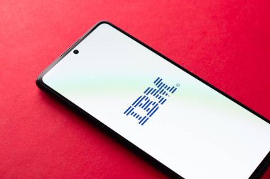Batı Bangal, Hindistan - 20 Nisan 2022: Telefon ekranında IBM logosu.