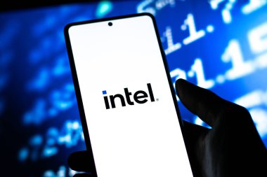 Batı Bangal, Hindistan - 20 Nisan 2022: Telefon ekranı görüntüsü üzerine Intel logosu.