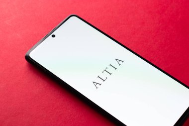 Batı Bangal, Hindistan - 20 Nisan 2022: Telefon ekranında Altia logosu.