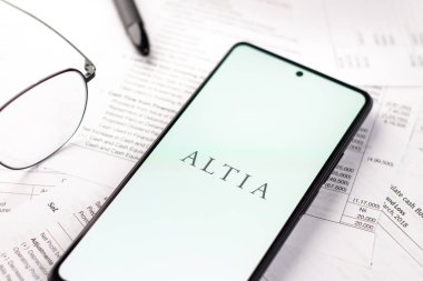 Batı Bangal, Hindistan - 20 Nisan 2022: Telefon ekranında Altia logosu.