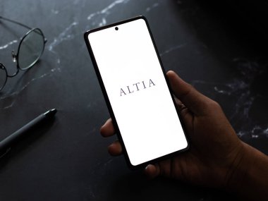 Batı Bangal, Hindistan - 20 Nisan 2022: Telefon ekranında Altia logosu.