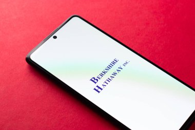 Batı Bangal, Hindistan - 20 Nisan 2022: Telefon ekranında Berkshire Hathaway logosu.