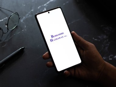 Batı Bangal, Hindistan - 20 Nisan 2022: Telefon ekranında Berkshire Hathaway logosu.