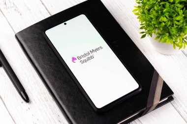 Batı Bangal, Hindistan - 20 Nisan 2022: Telefon ekranında Bristol Myers Squibb logosu.