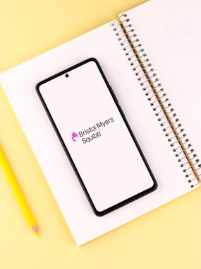 Batı Bangal, Hindistan - 20 Nisan 2022: Telefon ekranında Bristol Myers Squibb logosu.