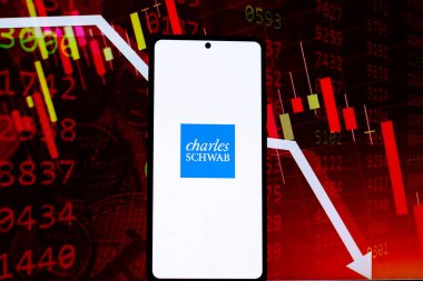 Batı Bangal, Hindistan - 20 Nisan 2022: Charles Schwab Corporation logosu telefon ekranı görüntüsünde.