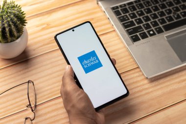 Batı Bangal, Hindistan - 20 Nisan 2022: Charles Schwab Corporation logosu telefon ekranı görüntüsünde.
