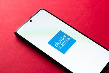 Batı Bangal, Hindistan - 20 Nisan 2022: Charles Schwab Corporation logosu telefon ekranı görüntüsünde.