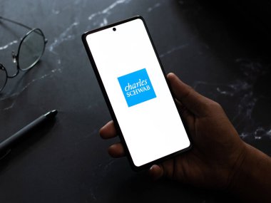 Batı Bangal, Hindistan - 20 Nisan 2022: Charles Schwab Corporation logosu telefon ekranı görüntüsünde.