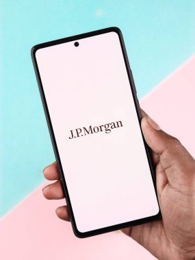 Batı Bangal, Hindistan - 20 Nisan 2022: Telefon ekranı görüntüsünde JP Morgan logosu.