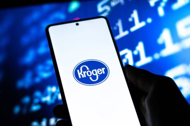 Batı Bangal, Hindistan - 20 Nisan 2022: Telefon ekranında Kroger logosu.