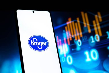 Batı Bangal, Hindistan - 20 Nisan 2022: Telefon ekranında Kroger logosu.