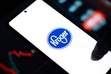 Batı Bangal, Hindistan - 20 Nisan 2022: Telefon ekranında Kroger logosu.
